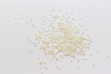 テーブルの上に散らばった白い米粒