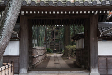 洗足池の側にあるお寺とその入り口。静かなたたずまい。