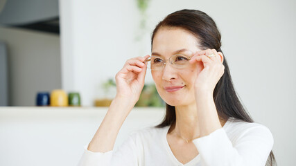 老眼鏡をかけたシニア女性