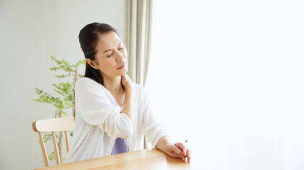 肩こりのシニア女性. © polkadot