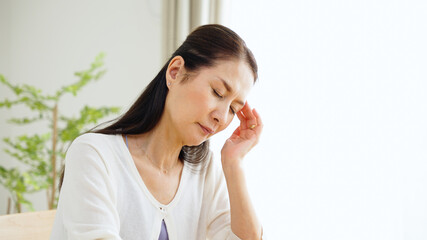 頭痛のシニア女性