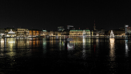 Weihnachtlicher Blick auf die Binnenalster und das Hotel Vier Jahreszeiten (Hamburg, Deutschland) © Alexander