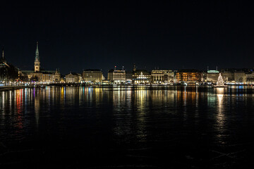 Weihnachtlicher Blick auf die Binnenalster und das Hamburger Rathaus (Hamburg, Deutschland)