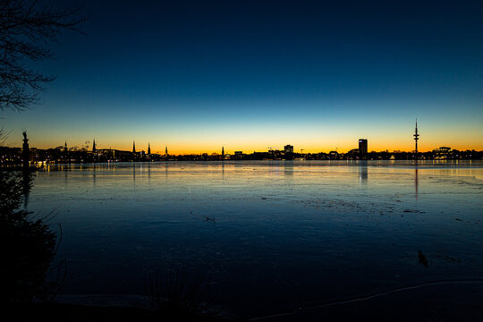 Winterlicher Blick auf die Au&szlig;enalster (Hamburg, Deutschland)