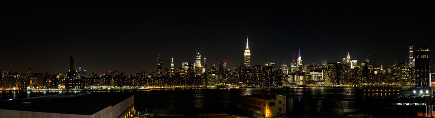 Fototapeta na wymiar View of the New York City skyline at night from Brooklyn Heights