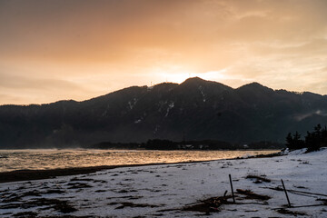 朝焼けの海辺