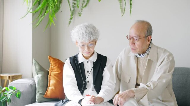 会話するシニアカップル