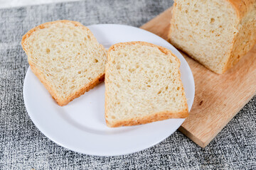 Obraz premium Wheat bread loaf on a white background.