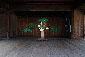  和風の舞台に生け花が置かれた風景