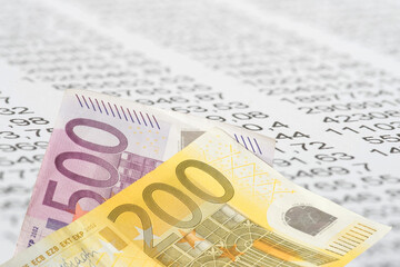Zahlen in einer Statistik und Euro Geldscheine