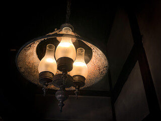 古い日本家屋の電灯