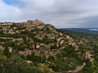 Obraz premium Beautiful view of small village Gordes located on a rocky hill above Luberon valley in Provence region, France with historic stone buildings.