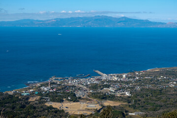 Obraz premium 伊豆大島から見た冬の伊豆半島