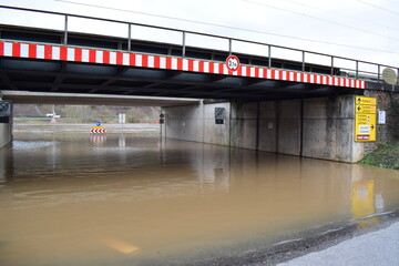 überflutete Unterführung in Kobern-Gondorf mit Schildern unter Wasser