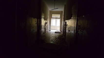 Dark lost Room Floor | Dunkler Flur im verlassenen Raum
