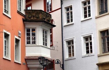 Fototapeta na wymiar Gasse mit bunten Häusern in der Altstadt von Heidelberg