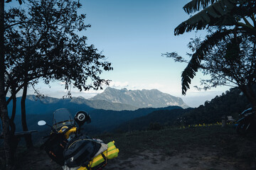 Obraz premium Yellow tent on the mountain and sunset view