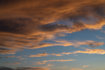 Naklejka premium Sunset sky with orange clouds. Nature background.