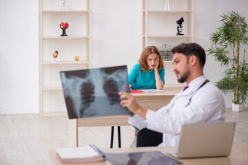 Obraz premium Young male doctor radiologist and female assistant working in th