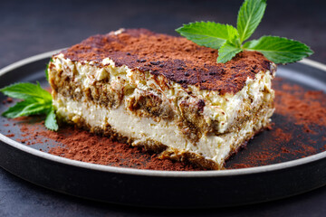 Modern Style traditionelles italienisches Tiramisu serviert als close-up auf einem Nordic Design Teller 