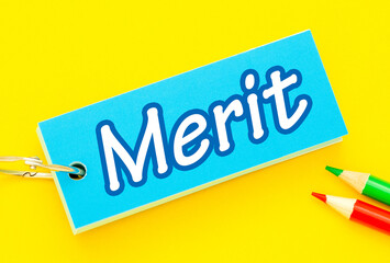 「Merit」と書かれた単語カード。メリット、利点、長所
