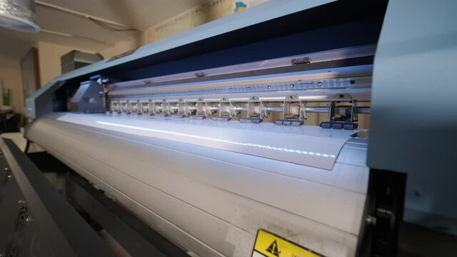 Laminating machine. Banner lamination. Polygraphy