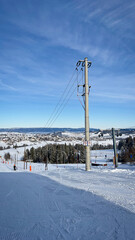 Fototapeta premium WIDOK NA STOK NARCIARSKI W SEZONIE ZIMOWYM