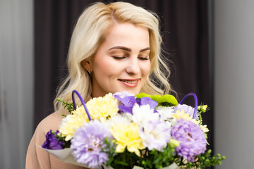 Pretty Woman receiving a bouquet of flower