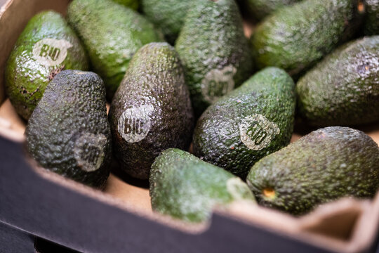 Bio Avocados in einer Kiste mit aufgelaserten Bio Aufdruck zur Vermeidung von Verpackungsmüll