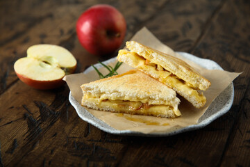 Grilled sandwiches with apple and cheese