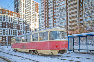 Obraz premium City tram at a stop on a winter day