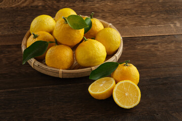 柚子を木目テーブルの上で