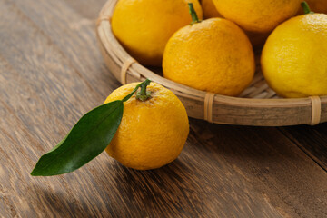 柚子を木目テーブルの上で