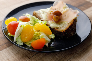 ライ麦パン　生ハムチーズハチミツ乗せ