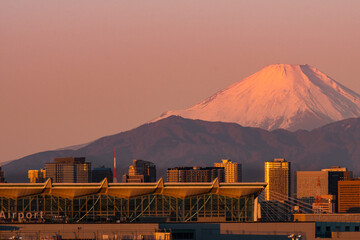 元旦で朝焼けの羽田空港と富士山