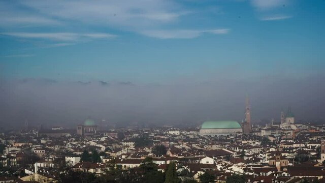 Time lapse  di Vicenza con la nebbia che si dissolve e scopre la Basilica del Palladio