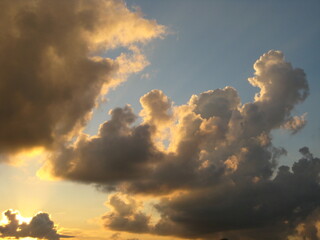 陽の光に照らされる雲　雲と空の背景素材