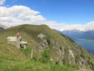 simboli religiosi , cattolici, chiesa san Bernardo, chiesa tetto rosso Musso, Panorama , lago...