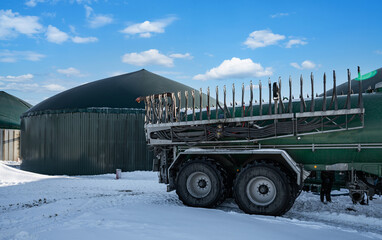 Einsatz bei einer Biogasanlage - Bestückung und Abtransport von organischen Stoffen im Winter
