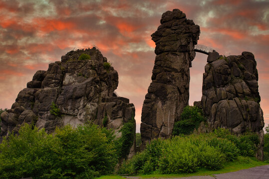 Die Externsteine Teuteburger Wald im Abendrot
