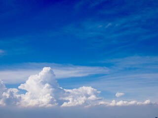 Fototapeta na wymiar 入道雲と青空　雲と空の背景