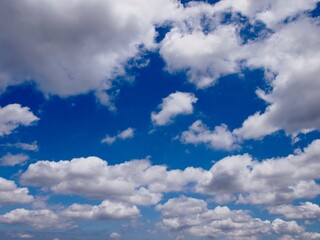 Obraz premium 雲と空の背景 夏空とわた雲の遠近感ある空間