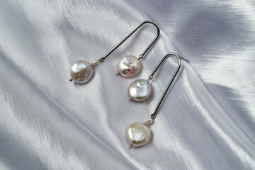 Minimalistic shiny sterling silver dangle earrings with pearls