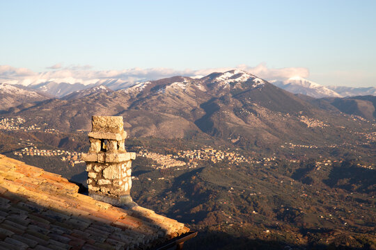 il caminetto di un paesino del lazio affacciato sui monti appennini