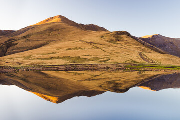 Fototapeta na wymiar Beautiful reflection of the mountains in the lake.