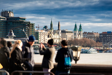 Fototapeta na wymiar Winter Budapest. Passers-by on Szechenyi Chain Bridge.