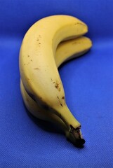 Żółte banany na niebieskim tle