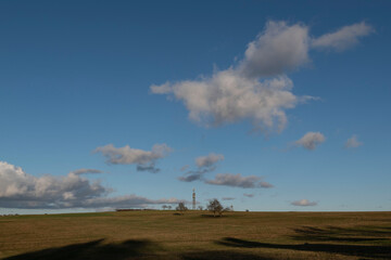 Obraz premium Funkmast auf einem Feld mit blauem Himmel