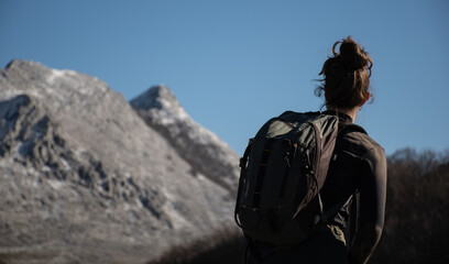 chica en la montaña