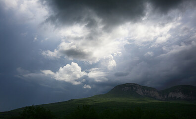 Obraz premium Beautiful clouds over the mountains and sunlight in the clouds